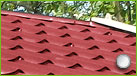 Rode metalen dakpanplaten
