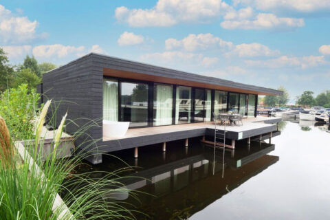 Gevelbekleding van Vuré Noir Channel Siding geborsteld